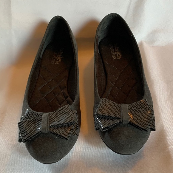 EUC. Coach and Four Black Ballet Flats with Shiny Bow! - Picture 1 of 8